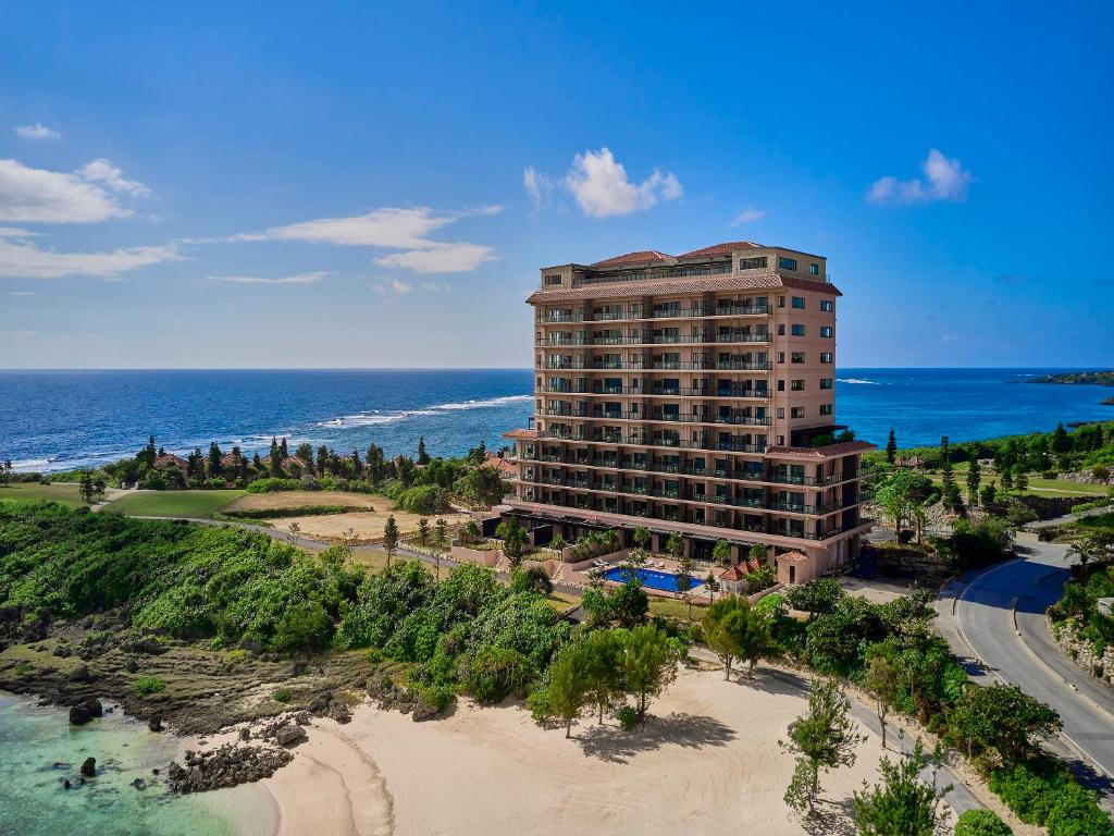 eine Luftansicht eines Hotels am Strand in der Unterkunft Hotel Shigira Mirage Beach Front in Miyako-jima