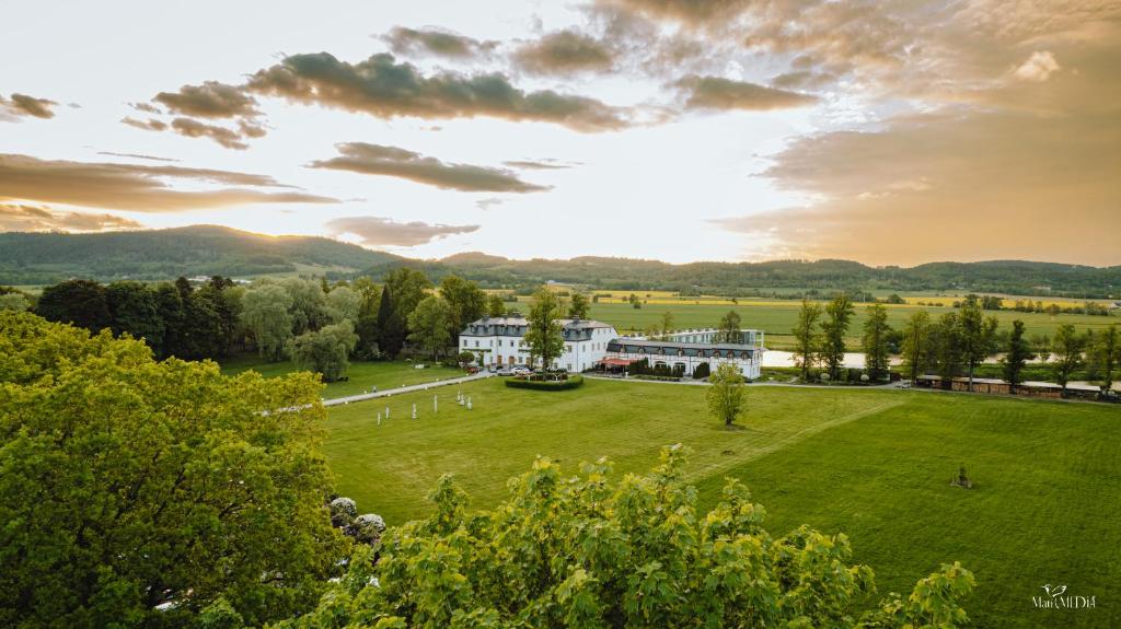 una vista aerea di un grande edificio in un campo di Pałac Pakoszów Schlosshotel Wernersdorf a Jelenia Góra