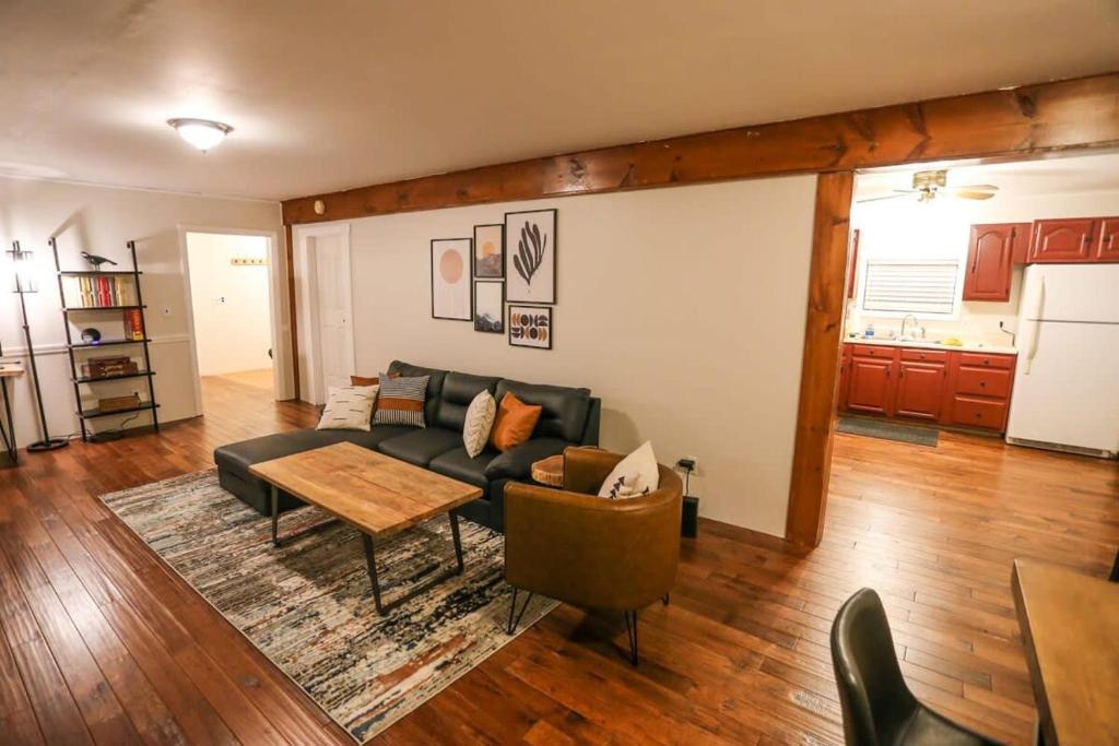 - un salon avec un canapé et une table dans l'établissement Modern & Cozy Getaway House near Conway lake - Pet Friendly, à Conway