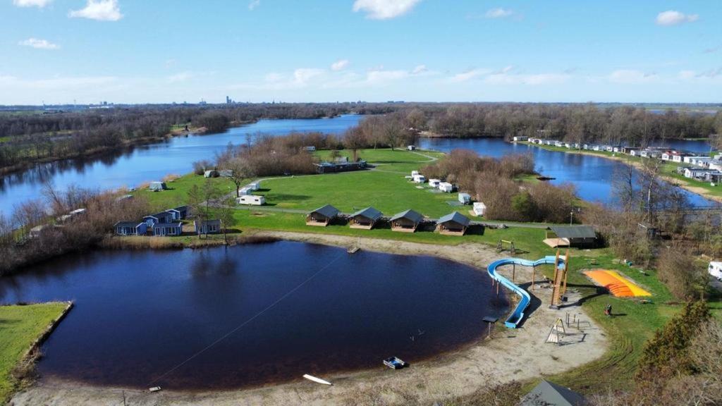 Výhľad na rieku v blízkosti luxusného stanu