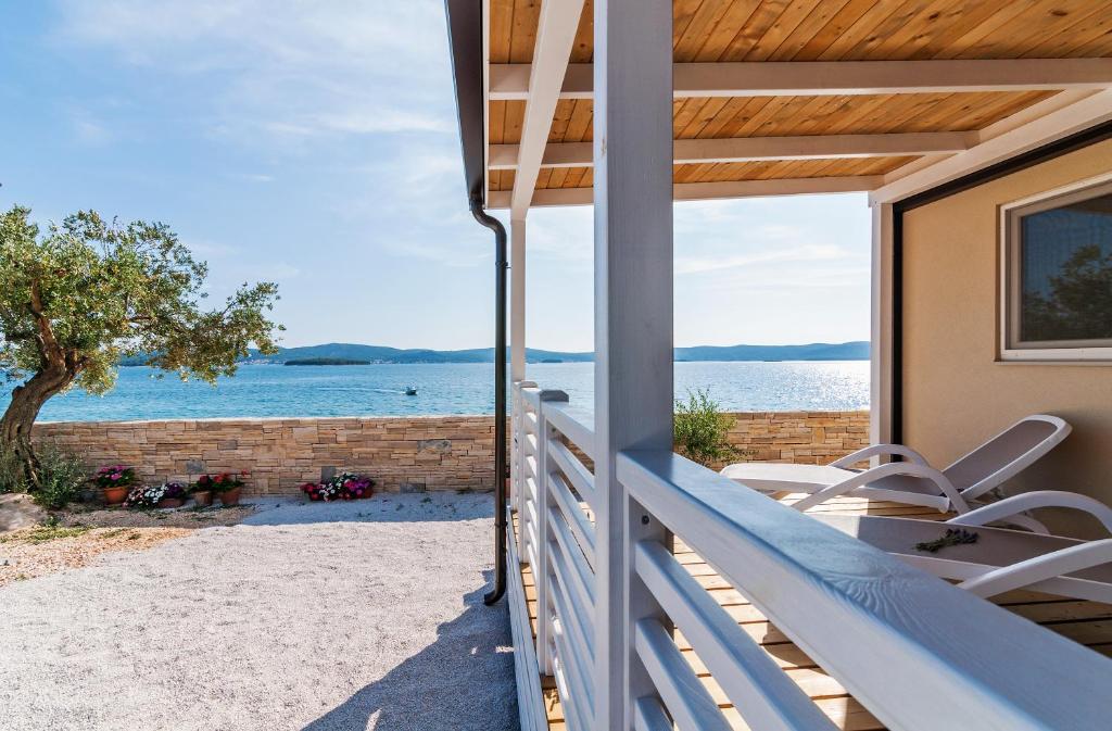 uma casa na praia com vista para o oceano em San Antonio mobile homes em Biograd na Moru