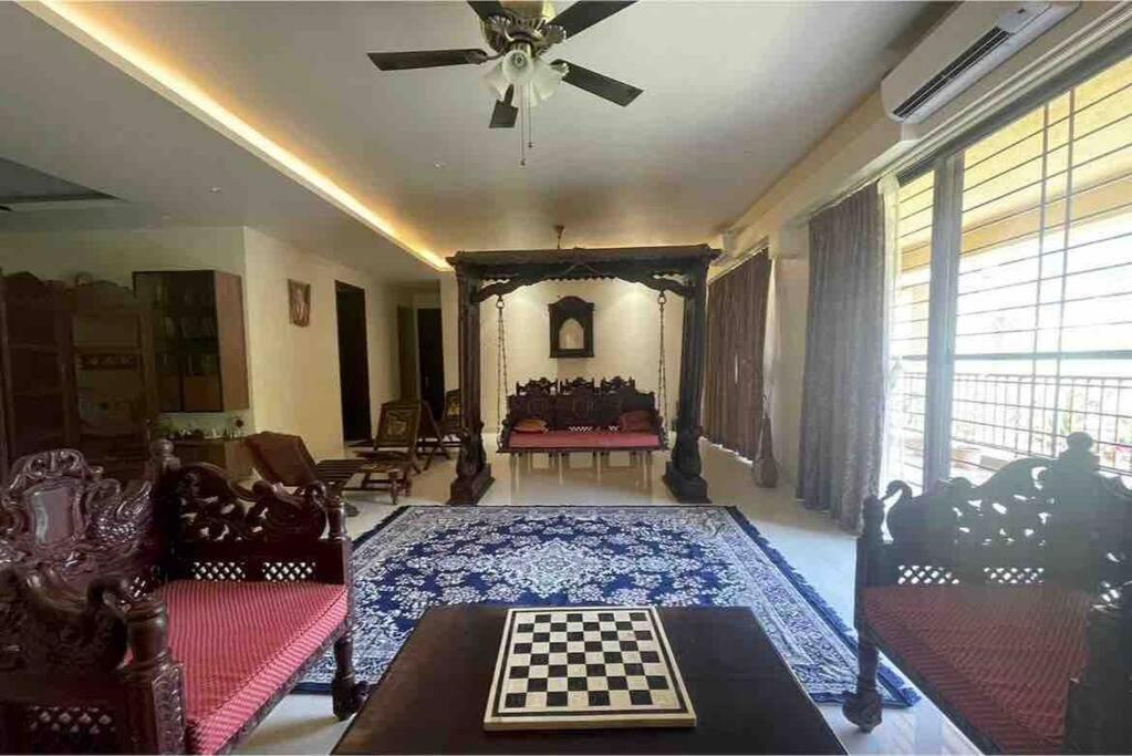 - un salon avec un échiquier sur un tapis dans l'établissement Endora homestay - A fully equipped lake-facing 3BHK, à Lavasa