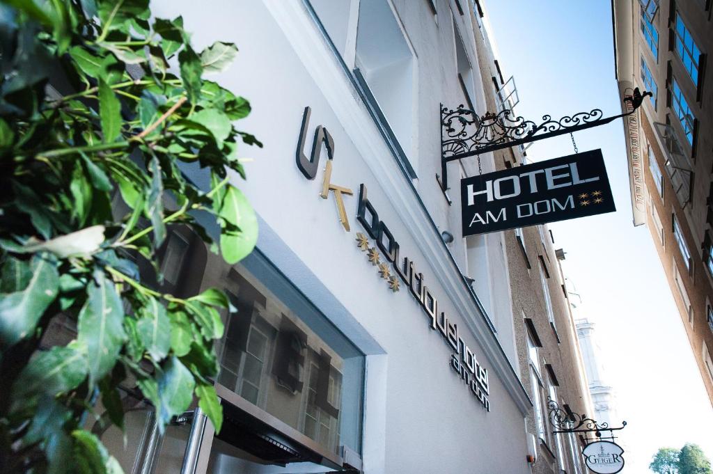 un cartello hotel sul lato di un edificio di Boutiquehotel am Dom a Salisburgo