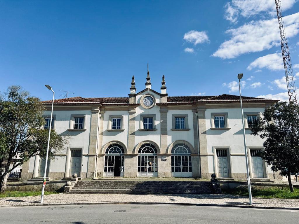 een gebouw met een klok erop bij Thomar House in Tomar