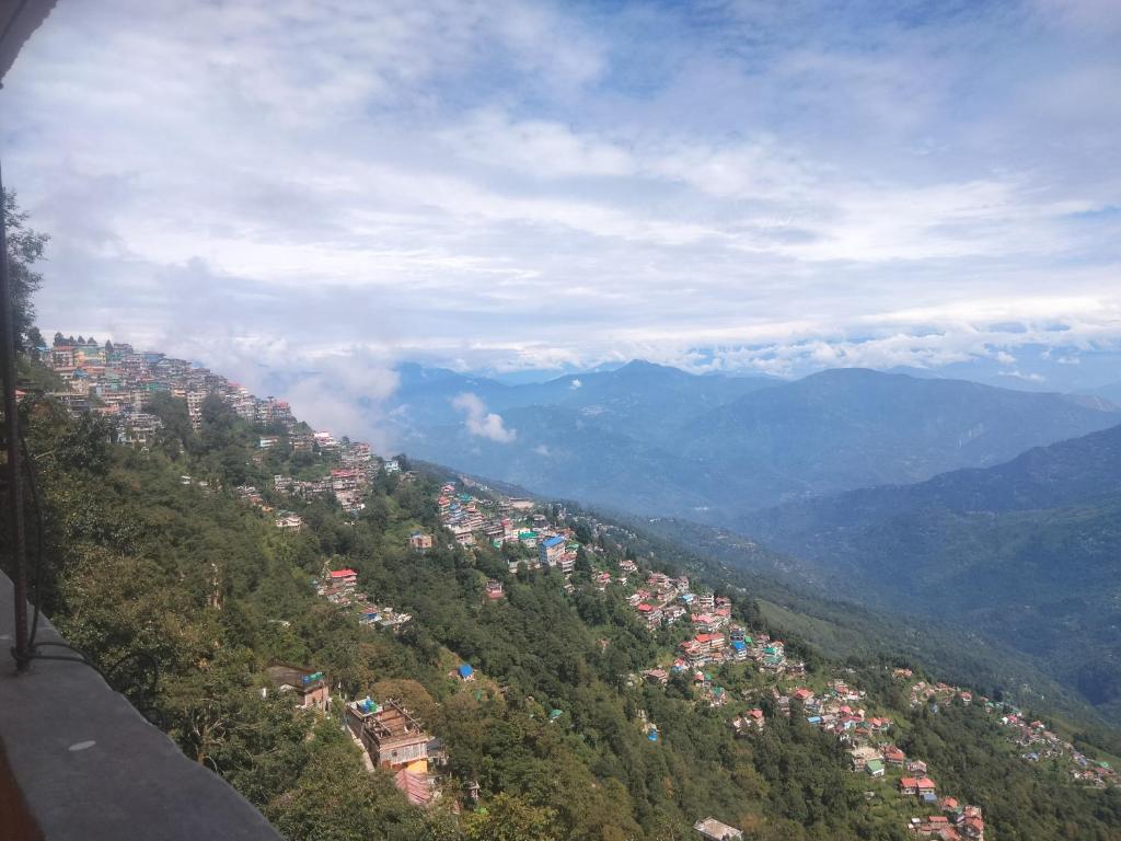 uma vista aérea de uma cidade sobre uma montanha em Sunrise Homestay em Darjeeling