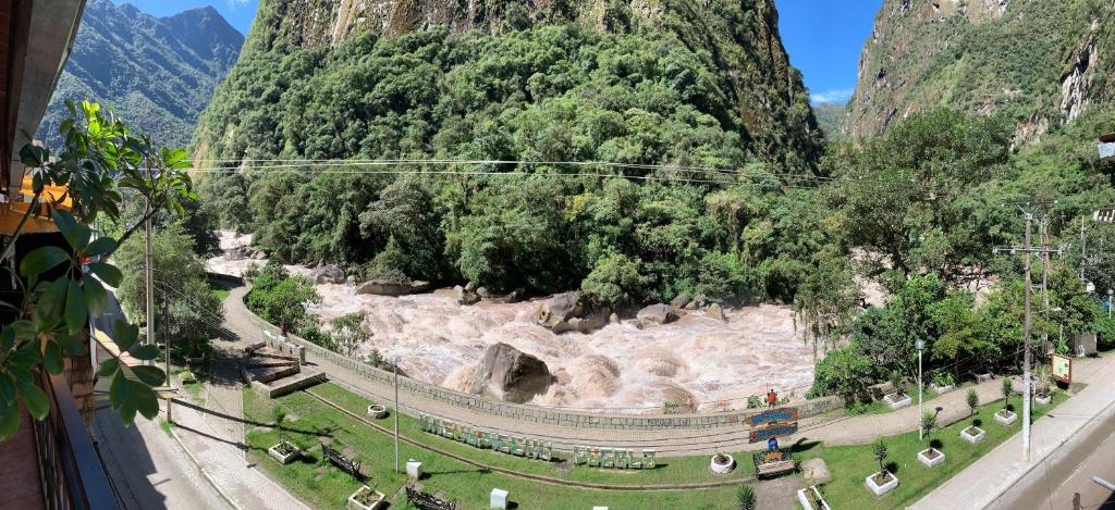 Vue aride d'une montagne avec une route et des arbres dans l'établissement Panorama B&B, à Machu Picchu