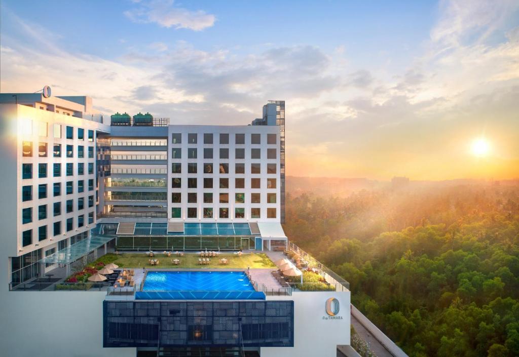 - une vue aérienne sur un bâtiment avec piscine dans l'établissement O by Tamara, Trivandrum, à Trivandrum