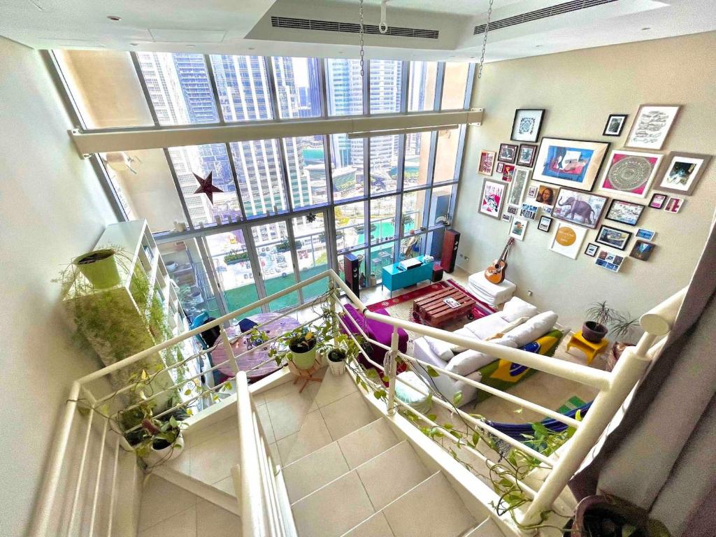 אזור ישיבה ב-Urban Oasis Stylish Loft Abundant Natural Light