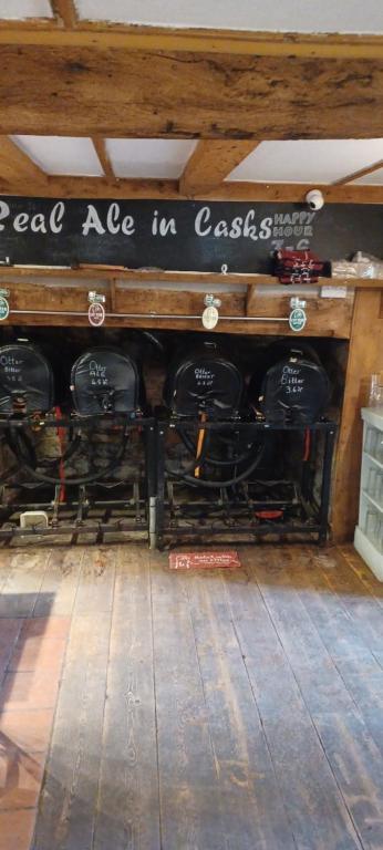 ein altes Klavier mit einem Schild, das das Alter des Autos in der Schlossstraße liest in der Unterkunft Farmers Arms in Taunton