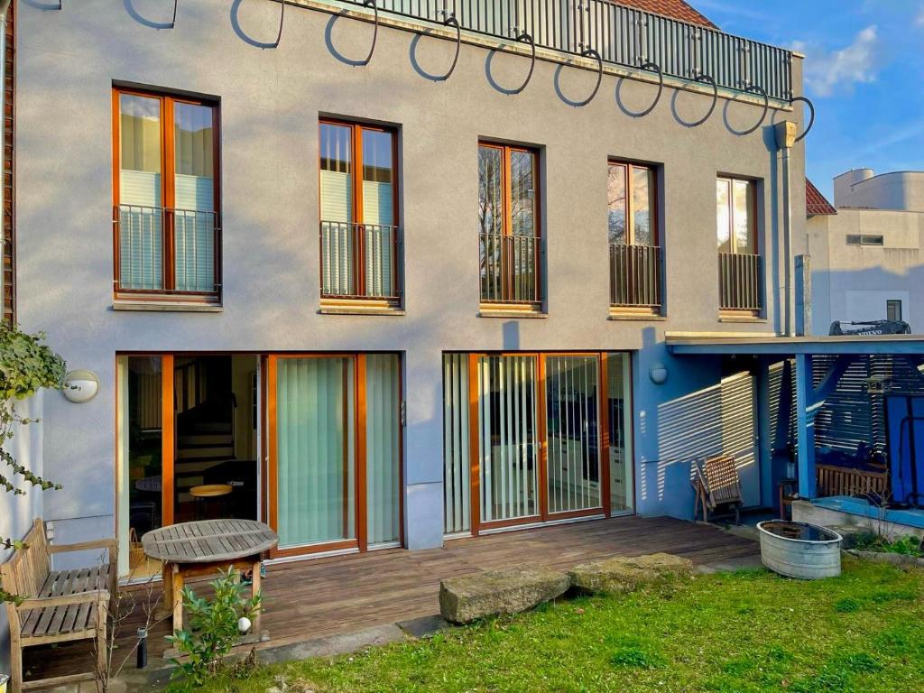 une maison avec une terrasse en bois et des fenêtres dans l'établissement Elegantes Haus - direkt am Domplatz - Vollausstattung - Garage, à Erfurt