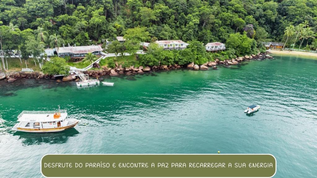 une vue aérienne sur une rivière avec deux bateaux dans l'établissement Pousada Papiro Boutique, à Abraão