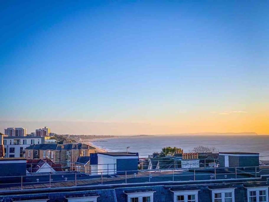 Blick auf eine Stadt mit Meer und Gebäuden in der Unterkunft Beach Penthouse Apartment Bournemouth in Bournemouth