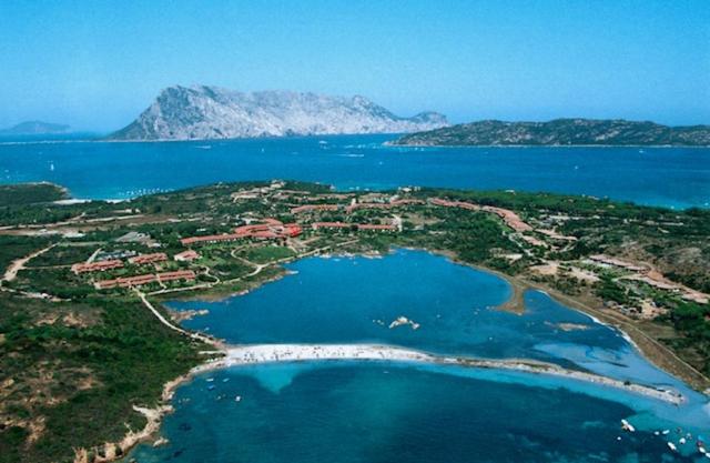 eine Luftansicht einer kleinen Insel im Wasser in der Unterkunft Porto Coda Cavallo Salina Bamba in Capo Coda Cavallo