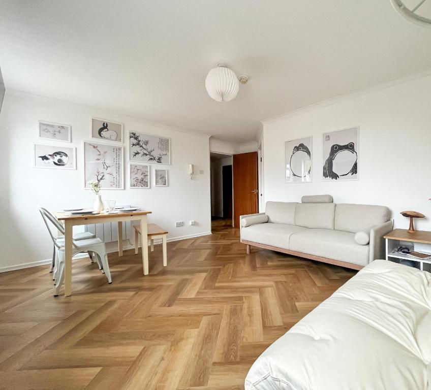 Stunning Central Flat w/ Parking tesisinde bir odada yatak veya yataklar