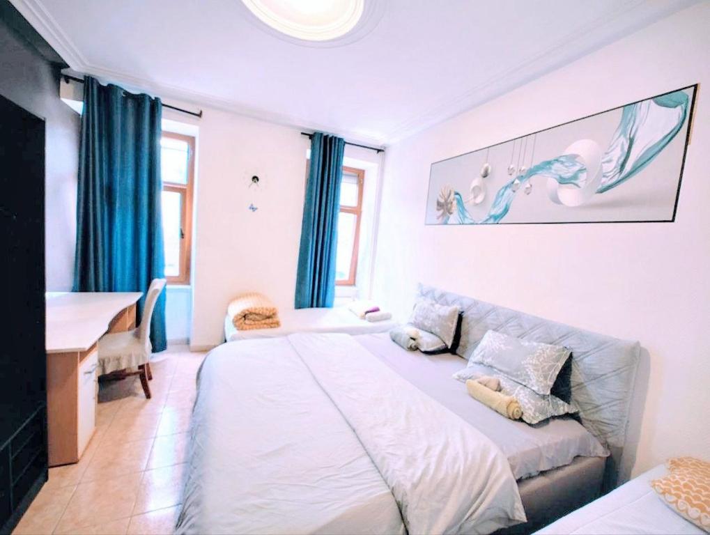 1 dormitorio con 1 cama grande y escritorio en The ARK Eco Homestay, en Esch-sur-Alzette