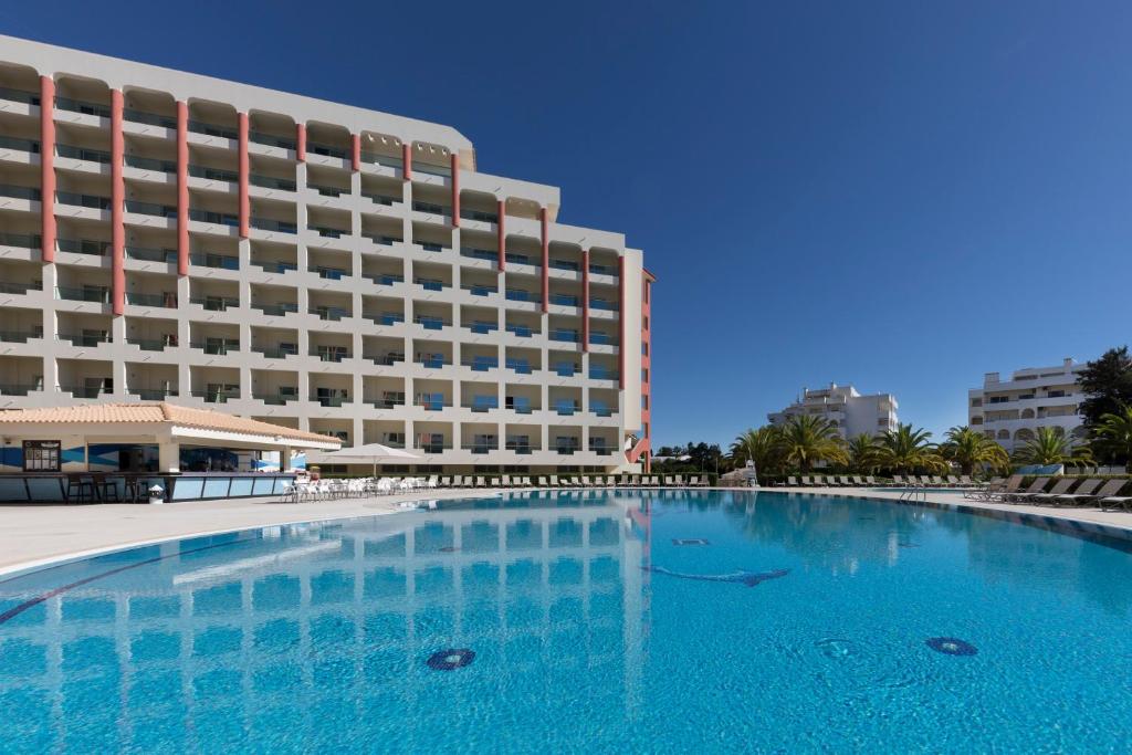 Ukino Palmeiras Village - 24h All Inclusive في أرماساو دي بيرا: مسبح كبير امام الفندق