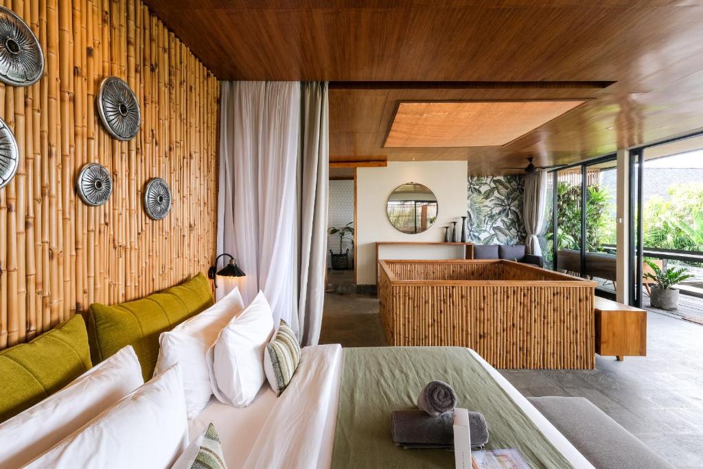 - une chambre avec un lit et un salon dans l'établissement The Elementum, à Uluwatu