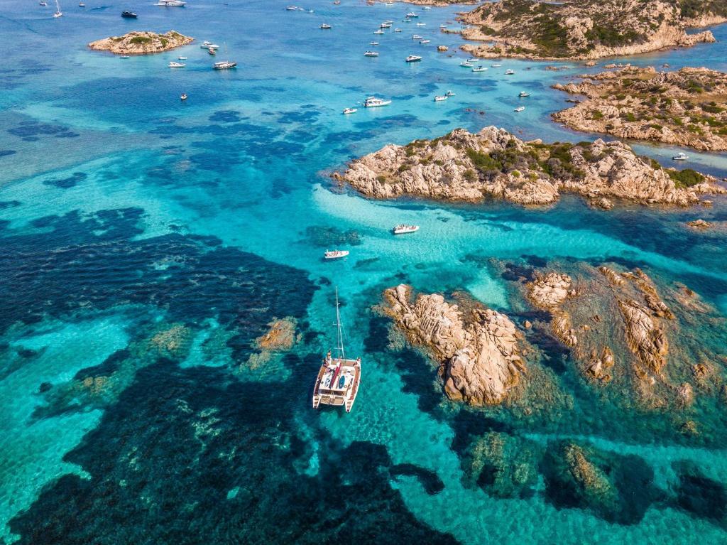 una vista aerea di un'isola con barche in acqua di Affittimoderni La Maddalena - MADA18 a La Maddalena