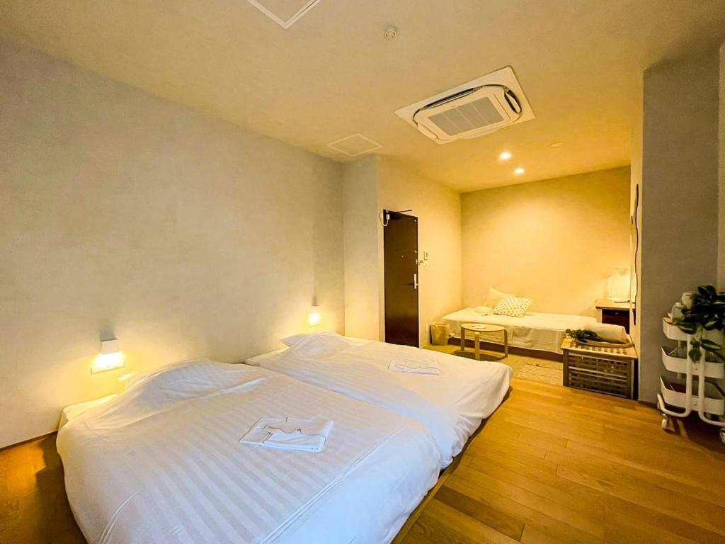 Many Thanks Resort Onomichi - Vacation STAY 15795 في أونوميتشي: غرفة نوم بسرير ابيض وعليه صينية