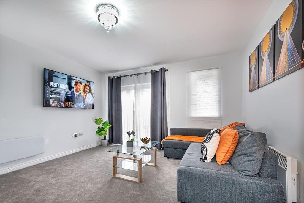 uma sala de estar com um sofá e uma televisão em Reading 2-Bed Apartment & Parking em Reading