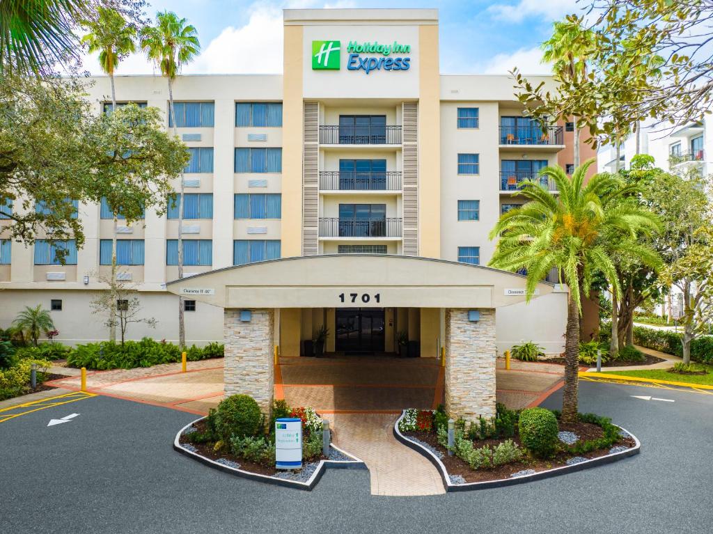 uma imagem da frente de um hotel em Holiday Inn Express Hotel & Suites Ft. Lauderdale-Plantation by IHG em Plantation