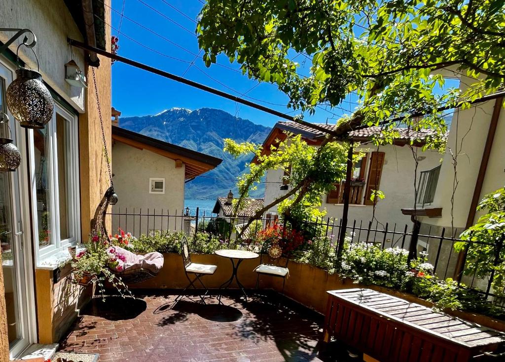 un patio con tavolo e sedie di fronte a un edificio di B&B Casa Limone a Limone sul Garda