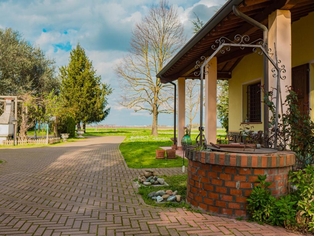 a house with a brick porch and a brick sidewalk at B&B Villa Erika in Villa San Martino