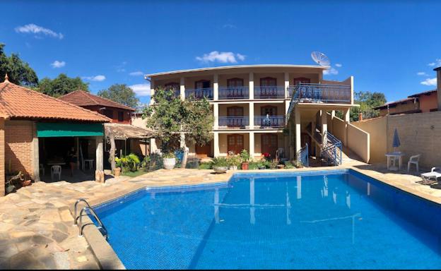 ein großer Pool vor einem Haus in der Unterkunft Estalagem do Carmo in Pirenópolis