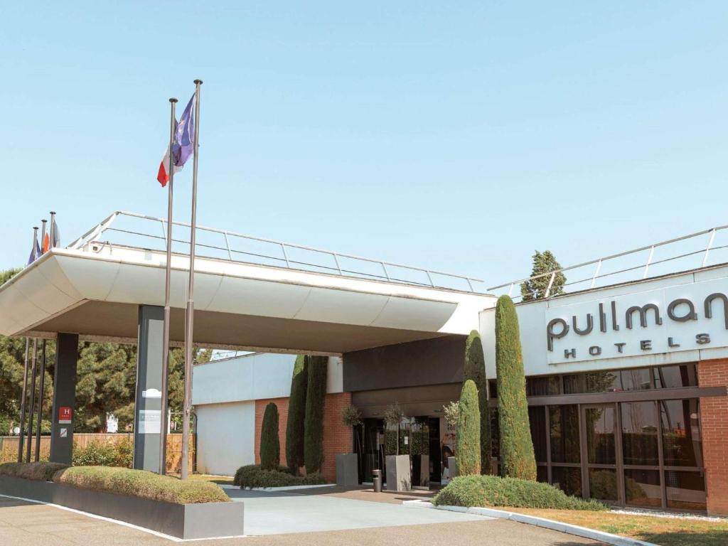 um edifício com uma placa que diz "Hotel Cullman" em Pullman Toulouse Airport em Blagnac