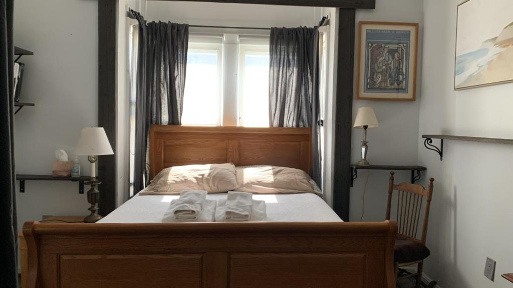 Private Rooms, Shared Bath in a Private Home Minutes From Logan Airport في بوسطن: غرفة نوم عليها سرير وفوط