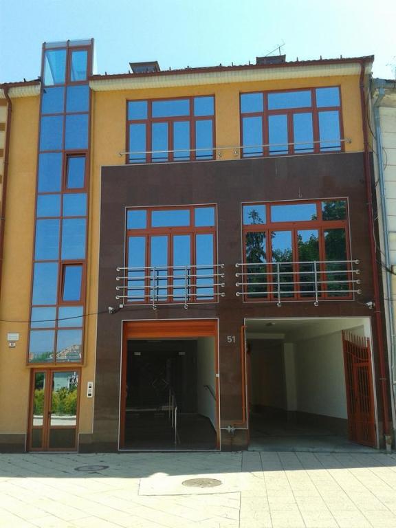 un grande edificio con balcone sopra di Vila Adriano a Turda