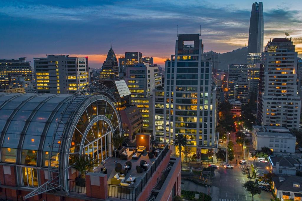 vista de uma cidade à noite com edifícios em The Ritz-Carlton, Santiago em Santiago