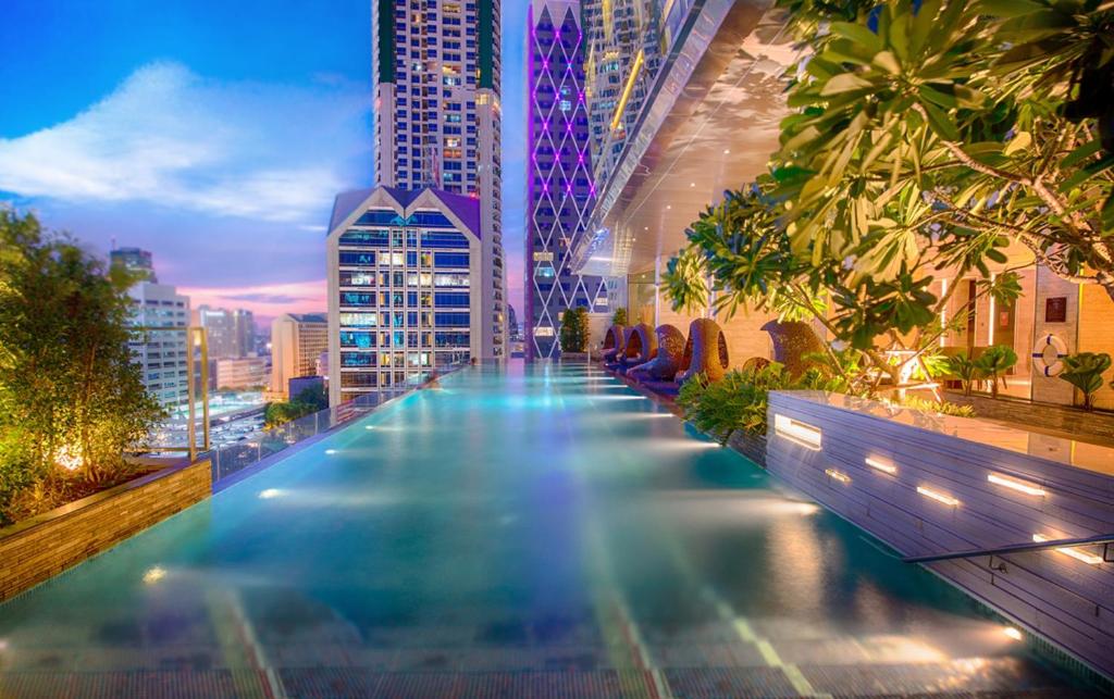 Swimming pool sa o malapit sa Eastin Grand Hotel Sathorn