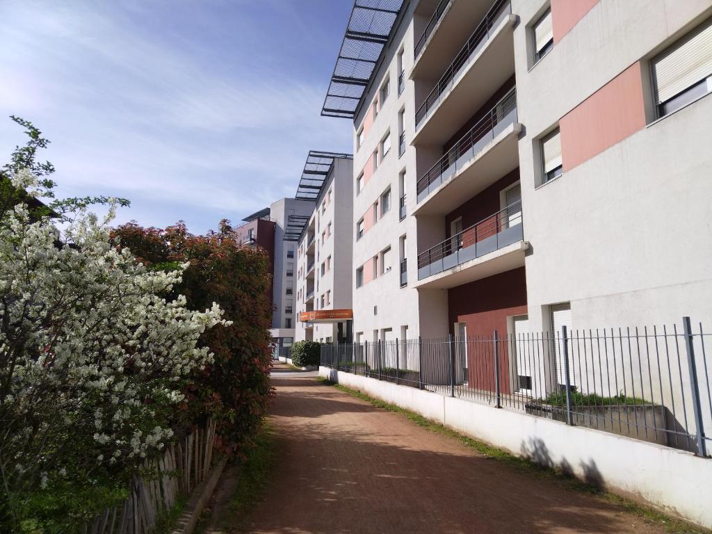 uma rua vazia num edifício de apartamentos em Apparthotel Privilodges Lyon Lumière em Lyon