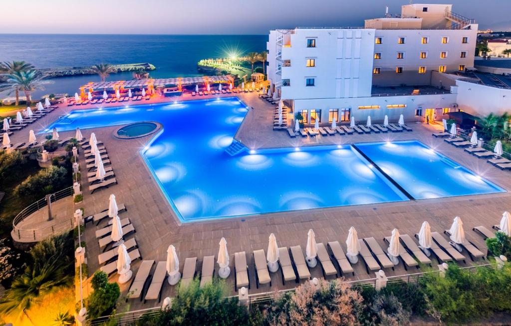 - une vue de tête sur un hôtel doté d'une grande piscine dans l'établissement Vuni Palace Hotel & Casino & SPA, à Kyrenia