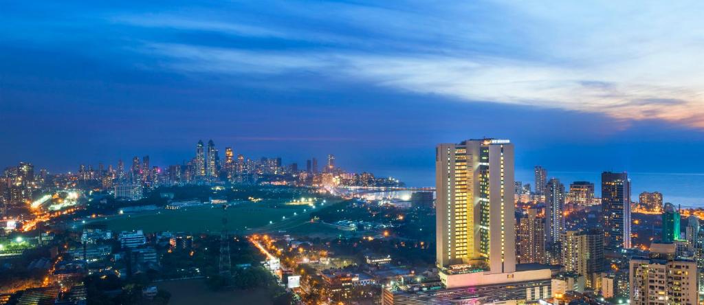 - une vue sur la ville la nuit dans l'établissement The St. Regis Mumbai, à Mumbai