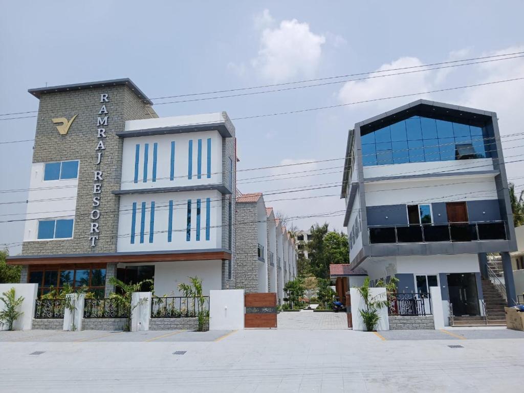 un bâtiment avec un panneau sur son côté dans l'établissement Ramraj Resort, à Kânyâkumârî