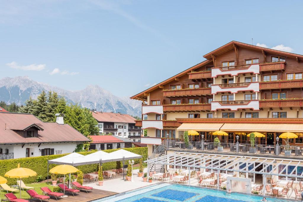 un hôtel avec une piscine et un complexe dans l'établissement Alpenpark Resort Superior, à Seefeld in Tirol