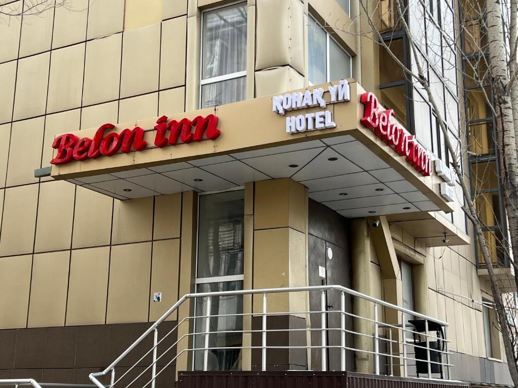 um edifício com uma placa de hotel em néon em Belon inn em Astana