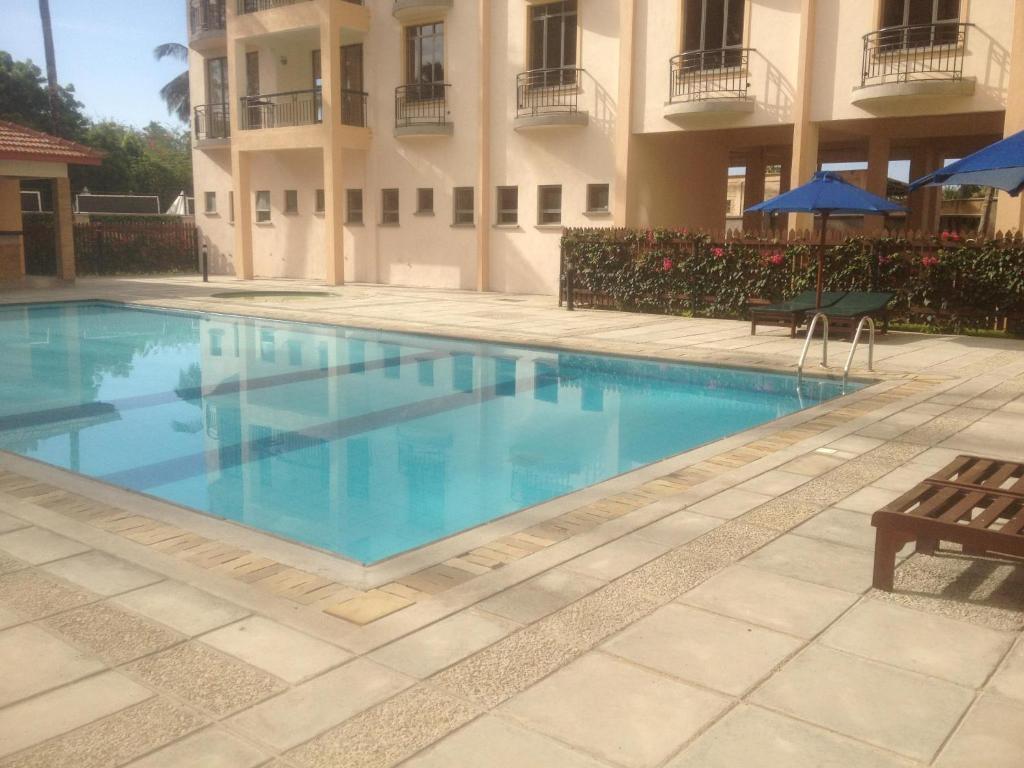 uma piscina em frente a um edifício em Bamburi Beach Homes em Bamburi