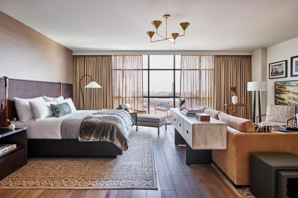 una camera d'albergo con letto e divano di Bowie House, Auberge Resorts Collection a Fort Worth