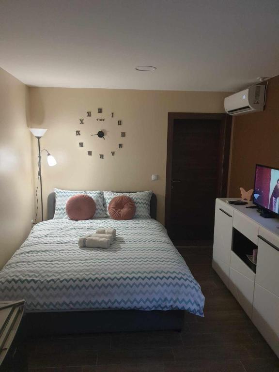 Cama ou camas em um quarto em Studio apartman Alisa