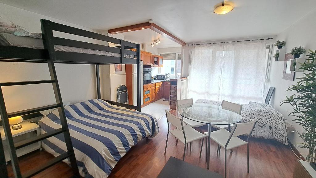 Krevet ili kreveti u jedinici u okviru objekta Studio cosy 33 m² limite Lyon. Parking privatif.