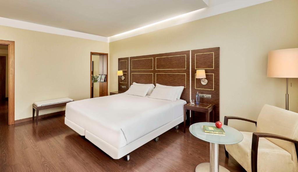 Una cama o camas en una habitación de NH Gran Hotel Casino de Extremadura