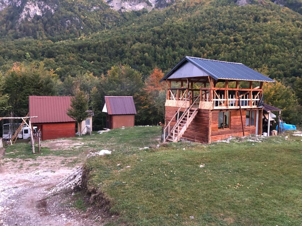 Cabaña de madera en la cima de una colina en Bujtina Diti, en Tropojë