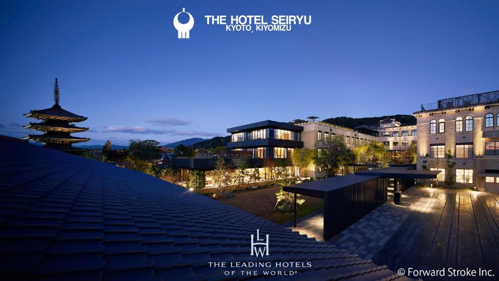 vista sull'hotel con un edificio di The Hotel Seiryu Kyoto Kiyomizu - a member of the Leading Hotels of the World- a Kyoto