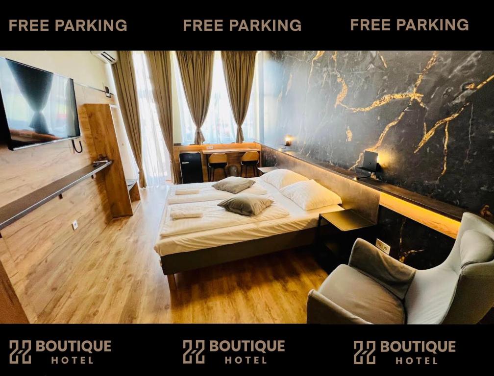 ein Hotelzimmer mit 2 Betten und 2 Stühlen in der Unterkunft Boutique Hotel & Event Center in Budapest