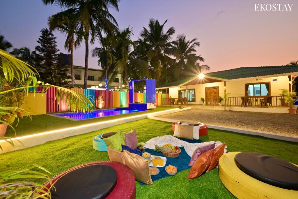 a play yard with a play set on the grass w obiekcie EKOSTAY - Blue Door Villa w mieście Alibag