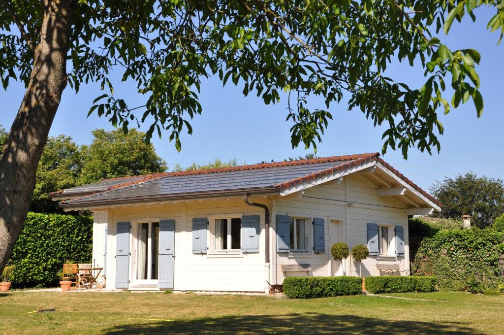 ein kleines weißes Haus mit einem Metalldach in der Unterkunft BnB Atelier de St. Maurice in Vésenaz