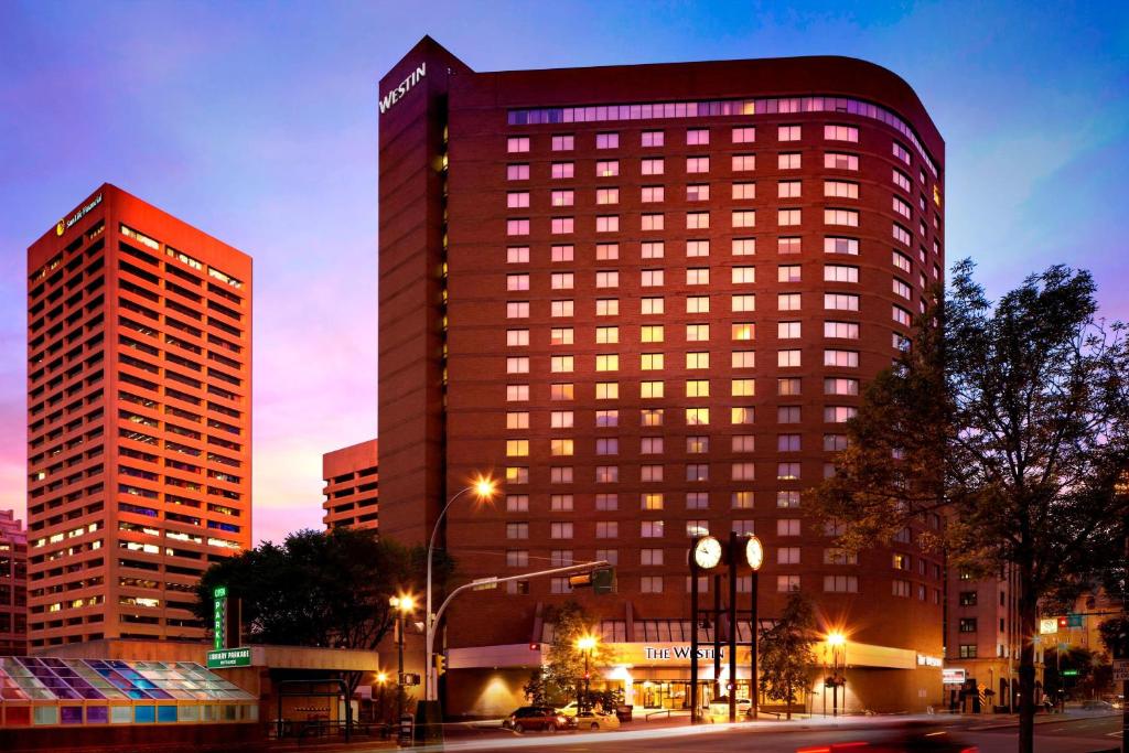 un edificio alto con luci accese in una città di The Westin Edmonton a Edmonton